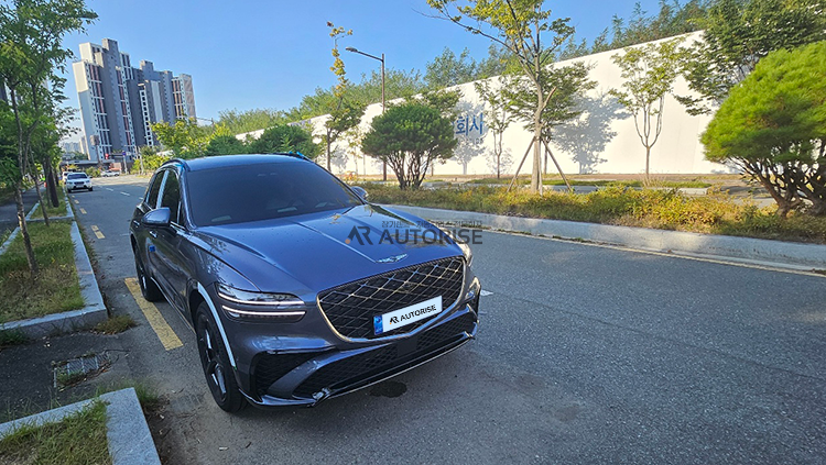 회색 제네시스 GV70 부분변경 모델 전면