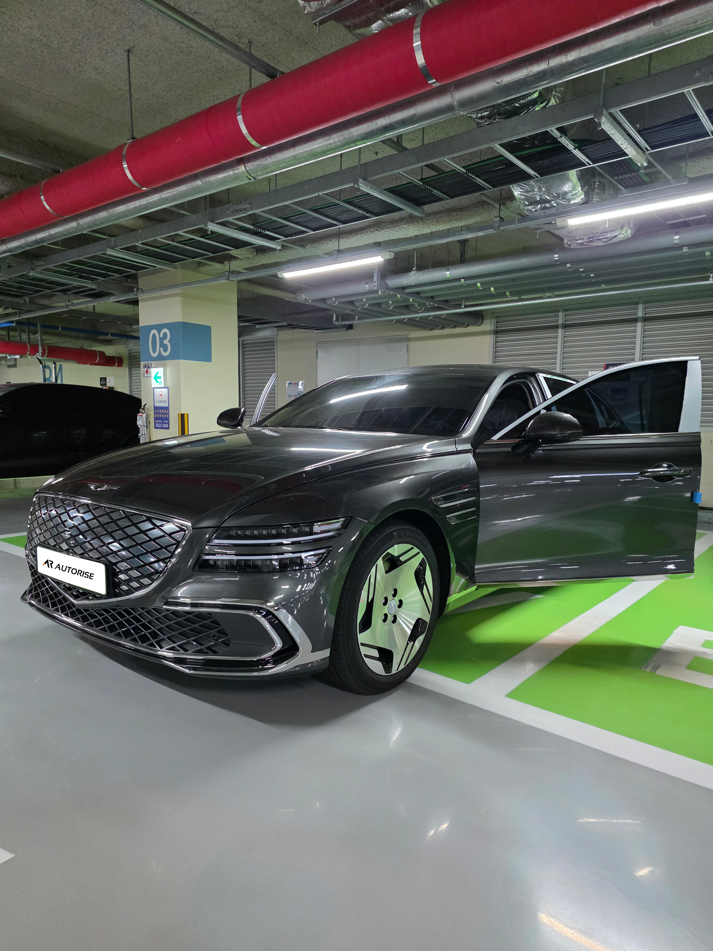 검은색 제네시스 G80 전동화 모델 전면 측면