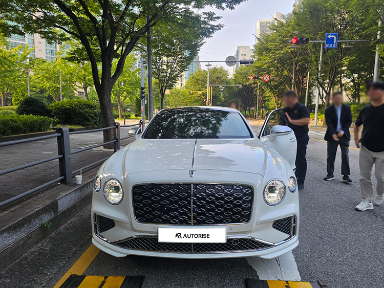 흰색 벤틀리 플라잉스퍼 정면