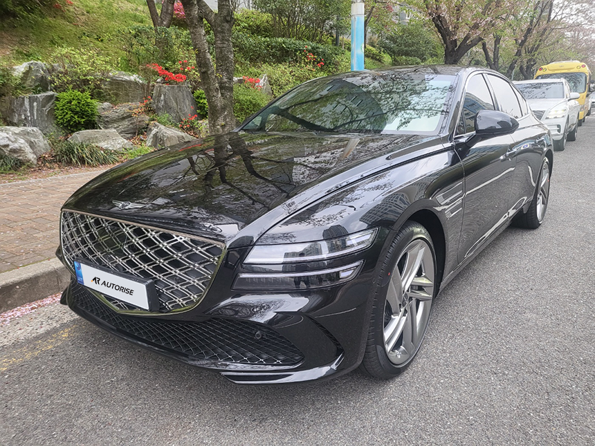 검은색 제네시스 G80 전면 측면과 그릴