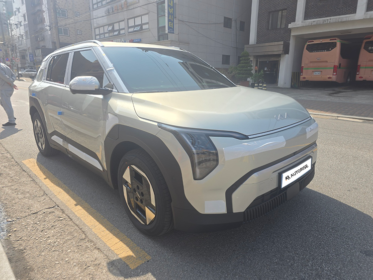 회색 기아 EV3 전면 측면