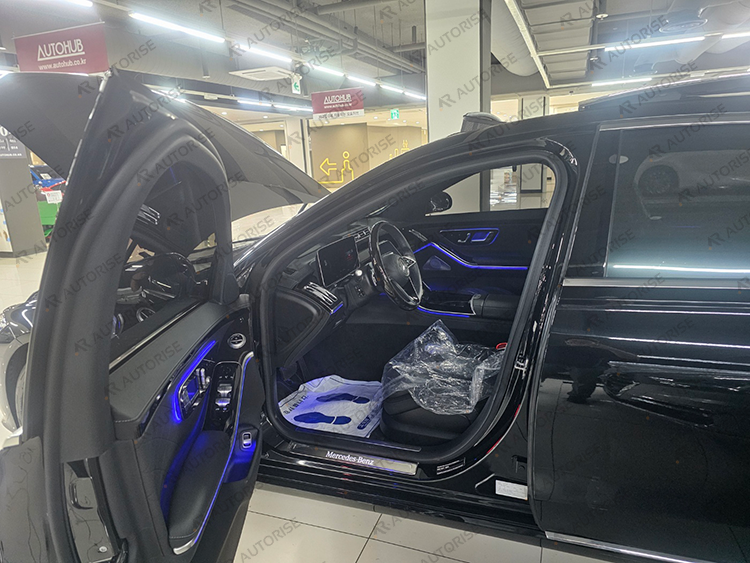 앞문을 연 벤츠 S580 전면 측면
