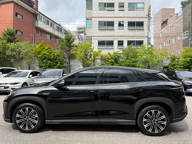 검은색 BYD 씨라이언7 측면
