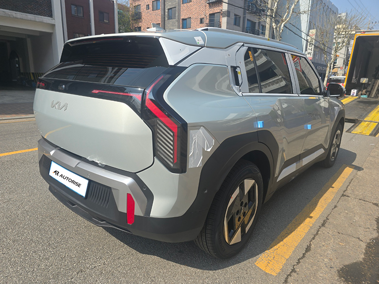 회색 기아 EV3 후면 측면