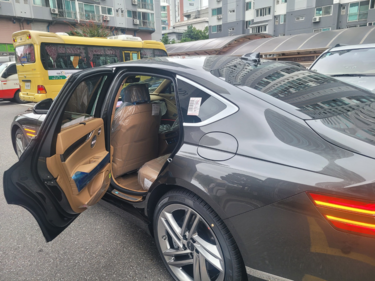제네시스 G80 뒷문을 연 후면 측면