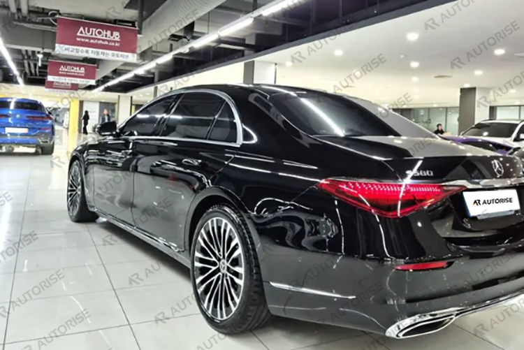 검은색 벤츠 S580 후면 측면