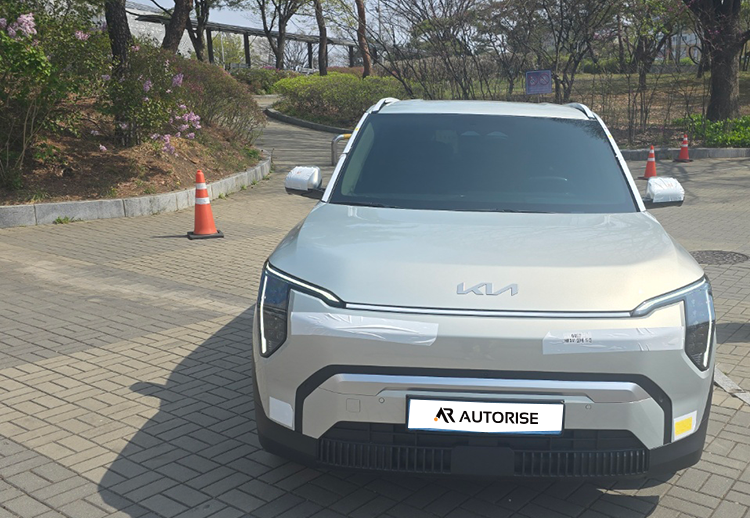 회색 기아 EV3 출고 차량 정면