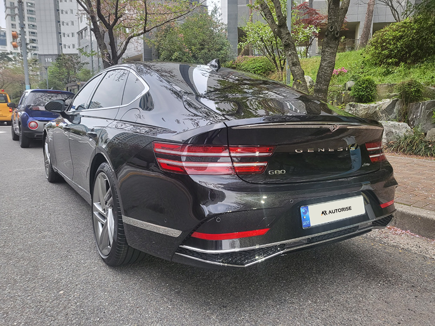 검은색 제네시스 G80 후면 측면 전경