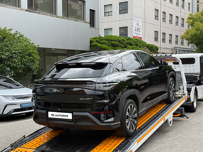 운송 차량에 실린 BYD 씨라이언7 후면 측면