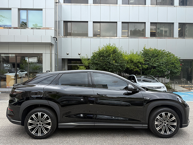 검은색 BYD 씨라이언7 측면 전경