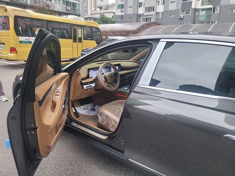 제네시스 G80 운전석 문을 연 측면