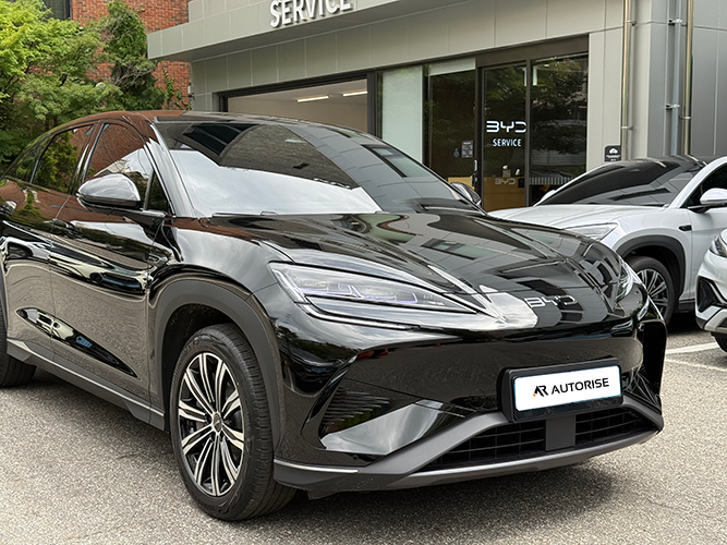 검은색 BYD 씨라이언7 전면 측면