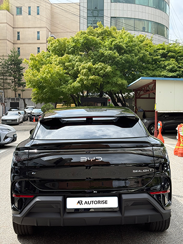 검은색 BYD 씨라이언7 후면