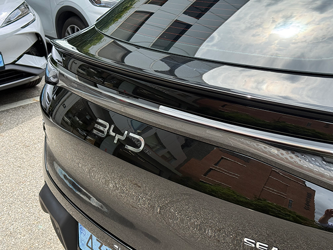 BYD 씨라이언7 후면 엠블럼