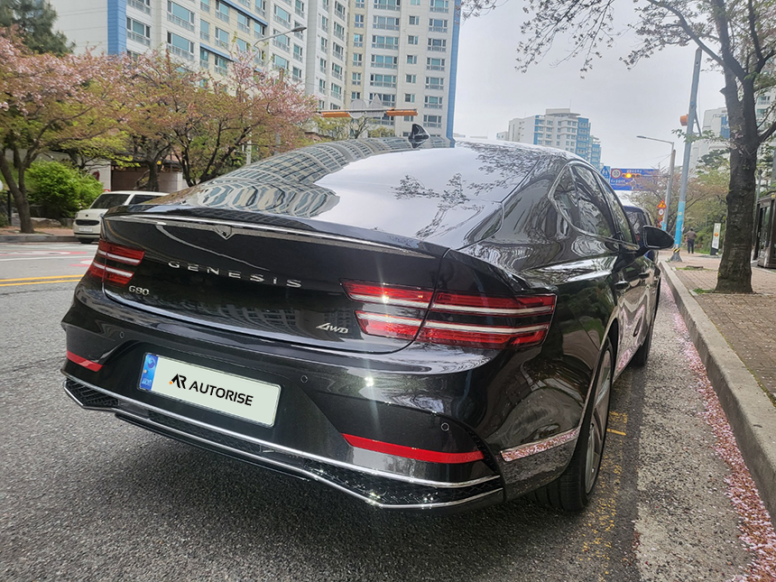 검은색 제네시스 G80 후면 측면