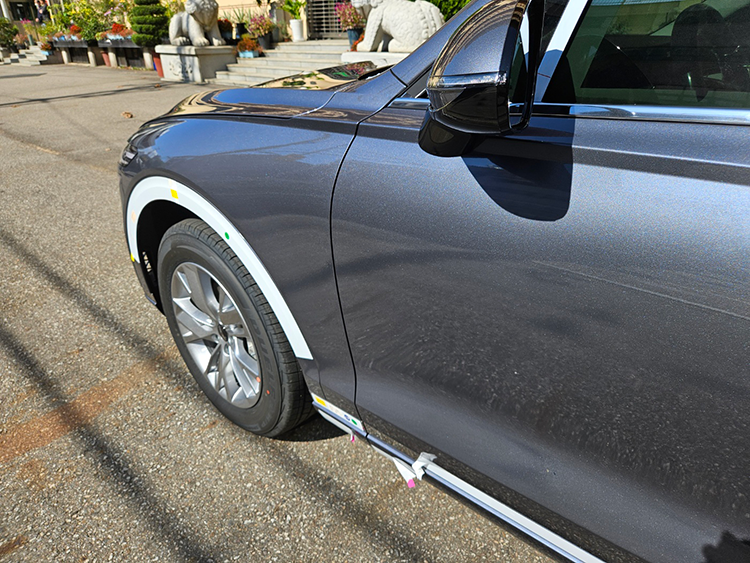 제네시스 GV70 운전석 쪽 측면