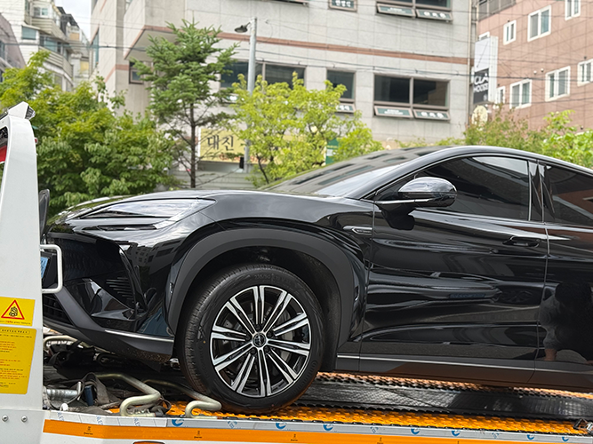 운송 차량 위 BYD 씨라이언7 전면 측면