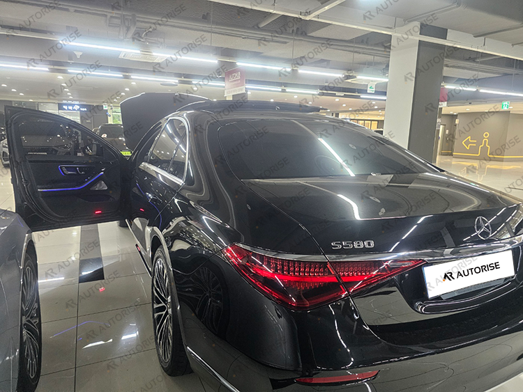 검은색 벤츠 S580 후면 측면 전경