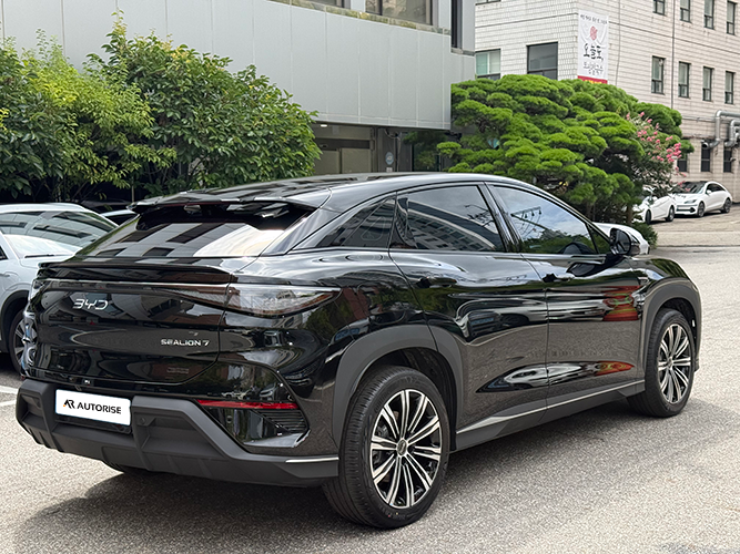 검은색 BYD 씨라이언7 후면 측면 전경