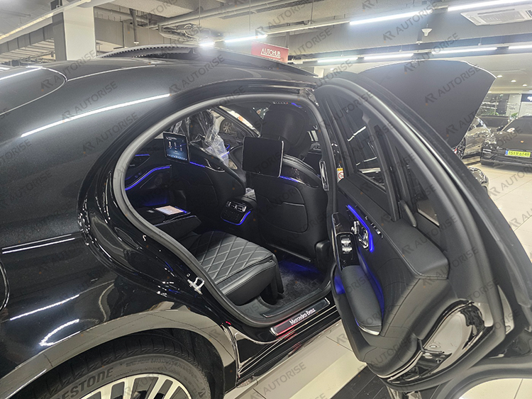 뒷문을 연 벤츠 S580 후면 측면